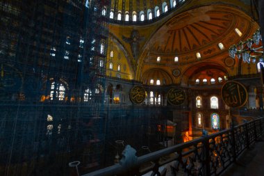 Eskiden Kutsal Bilgelik Kilisesi ve Ayasofya Müzesi olarak bilinen Ayasofya, bugün resmi adıyla Büyük Ayasofya Camisi, İstanbul 'da hizmet veren bir cami ve eski bir kilisedir..