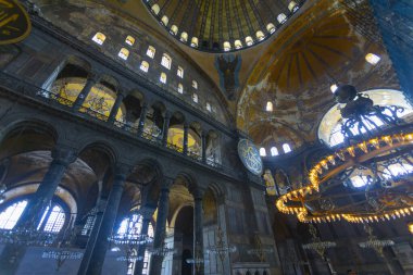 Eskiden Kutsal Bilgelik Kilisesi ve Ayasofya Müzesi olarak bilinen Ayasofya, bugün resmi adıyla Büyük Ayasofya Camisi, İstanbul 'da hizmet veren bir cami ve eski bir kilisedir..