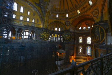 Eskiden Kutsal Bilgelik Kilisesi ve Ayasofya Müzesi olarak bilinen Ayasofya, bugün resmi adıyla Büyük Ayasofya Camisi, İstanbul 'da hizmet veren bir cami ve eski bir kilisedir..