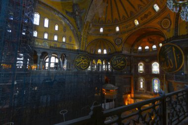 Eskiden Kutsal Bilgelik Kilisesi ve Ayasofya Müzesi olarak bilinen Ayasofya, bugün resmi adıyla Büyük Ayasofya Camisi, İstanbul 'da hizmet veren bir cami ve eski bir kilisedir..