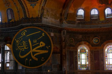 Eskiden Kutsal Bilgelik Kilisesi ve Ayasofya Müzesi olarak bilinen Ayasofya, bugün resmi adıyla Büyük Ayasofya Camisi, İstanbul 'da hizmet veren bir cami ve eski bir kilisedir..