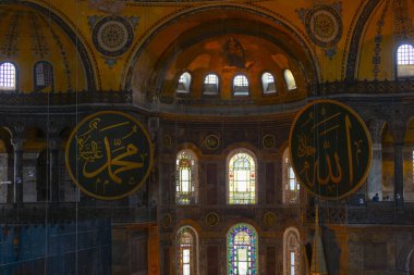 Eskiden Kutsal Bilgelik Kilisesi ve Ayasofya Müzesi olarak bilinen Ayasofya, bugün resmi adıyla Büyük Ayasofya Camisi, İstanbul 'da hizmet veren bir cami ve eski bir kilisedir..