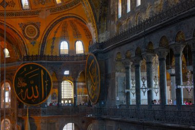 Eskiden Kutsal Bilgelik Kilisesi ve Ayasofya Müzesi olarak bilinen Ayasofya, bugün resmi adıyla Büyük Ayasofya Camisi, İstanbul 'da hizmet veren bir cami ve eski bir kilisedir..