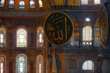 Eskiden Kutsal Bilgelik Kilisesi ve Ayasofya Müzesi olarak bilinen Ayasofya, bugün resmi adıyla Büyük Ayasofya Camisi, İstanbul 'da hizmet veren bir cami ve eski bir kilisedir..