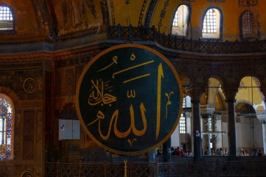Eskiden Kutsal Bilgelik Kilisesi ve Ayasofya Müzesi olarak bilinen Ayasofya, bugün resmi adıyla Büyük Ayasofya Camisi, İstanbul 'da hizmet veren bir cami ve eski bir kilisedir..