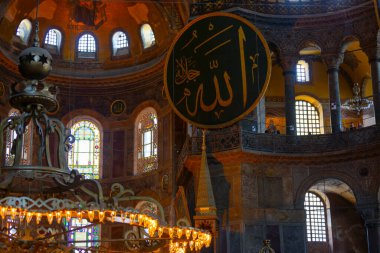 Eskiden Kutsal Bilgelik Kilisesi ve Ayasofya Müzesi olarak bilinen Ayasofya, bugün resmi adıyla Büyük Ayasofya Camisi, İstanbul 'da hizmet veren bir cami ve eski bir kilisedir..