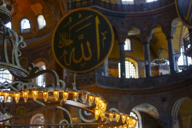 Eskiden Kutsal Bilgelik Kilisesi ve Ayasofya Müzesi olarak bilinen Ayasofya, bugün resmi adıyla Büyük Ayasofya Camisi, İstanbul 'da hizmet veren bir cami ve eski bir kilisedir..