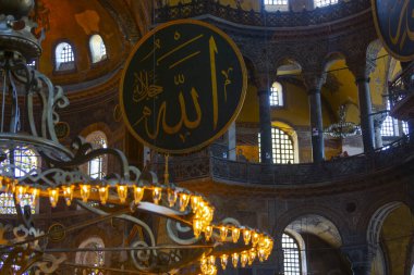 Eskiden Kutsal Bilgelik Kilisesi ve Ayasofya Müzesi olarak bilinen Ayasofya, bugün resmi adıyla Büyük Ayasofya Camisi, İstanbul 'da hizmet veren bir cami ve eski bir kilisedir..