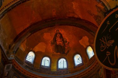 Eskiden Kutsal Bilgelik Kilisesi ve Ayasofya Müzesi olarak bilinen Ayasofya, bugün resmi adıyla Büyük Ayasofya Camisi, İstanbul 'da hizmet veren bir cami ve eski bir kilisedir..