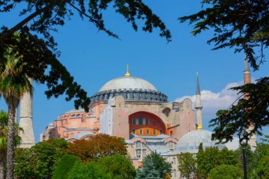 Eskiden Kutsal Bilgelik Kilisesi ve Ayasofya Müzesi olarak bilinen Ayasofya, bugün resmi adıyla Büyük Ayasofya Camisi, İstanbul 'da hizmet veren bir cami ve eski bir kilisedir..