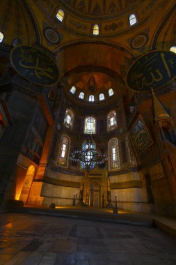 Eskiden Kutsal Bilgelik Kilisesi ve Ayasofya Müzesi olarak bilinen Ayasofya, bugün resmi adıyla Büyük Ayasofya Camisi, İstanbul 'da hizmet veren bir cami ve eski bir kilisedir..