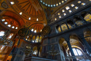 Eskiden Kutsal Bilgelik Kilisesi ve Ayasofya Müzesi olarak bilinen Ayasofya, bugün resmi adıyla Büyük Ayasofya Camisi, İstanbul 'da hizmet veren bir cami ve eski bir kilisedir..