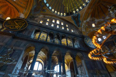 Eskiden Kutsal Bilgelik Kilisesi ve Ayasofya Müzesi olarak bilinen Ayasofya, bugün resmi adıyla Büyük Ayasofya Camisi, İstanbul 'da hizmet veren bir cami ve eski bir kilisedir..