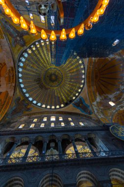 Eskiden Kutsal Bilgelik Kilisesi ve Ayasofya Müzesi olarak bilinen Ayasofya, bugün resmi adıyla Büyük Ayasofya Camisi, İstanbul 'da hizmet veren bir cami ve eski bir kilisedir..