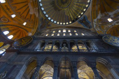 Eskiden Kutsal Bilgelik Kilisesi ve Ayasofya Müzesi olarak bilinen Ayasofya, bugün resmi adıyla Büyük Ayasofya Camisi, İstanbul 'da hizmet veren bir cami ve eski bir kilisedir..