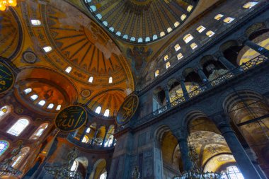 Eskiden Kutsal Bilgelik Kilisesi ve Ayasofya Müzesi olarak bilinen Ayasofya, bugün resmi adıyla Büyük Ayasofya Camisi, İstanbul 'da hizmet veren bir cami ve eski bir kilisedir..