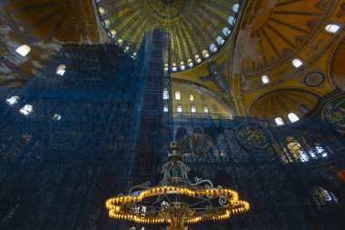 Eskiden Kutsal Bilgelik Kilisesi ve Ayasofya Müzesi olarak bilinen Ayasofya, bugün resmi adıyla Büyük Ayasofya Camisi, İstanbul 'da hizmet veren bir cami ve eski bir kilisedir..