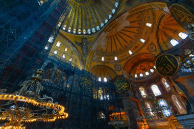 Eskiden Kutsal Bilgelik Kilisesi ve Ayasofya Müzesi olarak bilinen Ayasofya, bugün resmi adıyla Büyük Ayasofya Camisi, İstanbul 'da hizmet veren bir cami ve eski bir kilisedir..