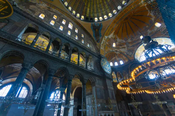 Eskiden Kutsal Bilgelik Kilisesi ve Ayasofya Müzesi olarak bilinen Ayasofya, bugün resmi adıyla Büyük Ayasofya Camisi, İstanbul 'da hizmet veren bir cami ve eski bir kilisedir..