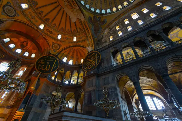 Eskiden Kutsal Bilgelik Kilisesi ve Ayasofya Müzesi olarak bilinen Ayasofya, bugün resmi adıyla Büyük Ayasofya Camisi, İstanbul 'da hizmet veren bir cami ve eski bir kilisedir..