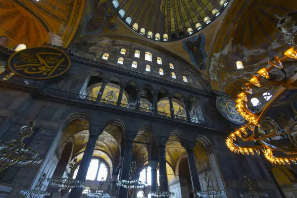 Eskiden Kutsal Bilgelik Kilisesi ve Ayasofya Müzesi olarak bilinen Ayasofya, bugün resmi adıyla Büyük Ayasofya Camisi, İstanbul 'da hizmet veren bir cami ve eski bir kilisedir..