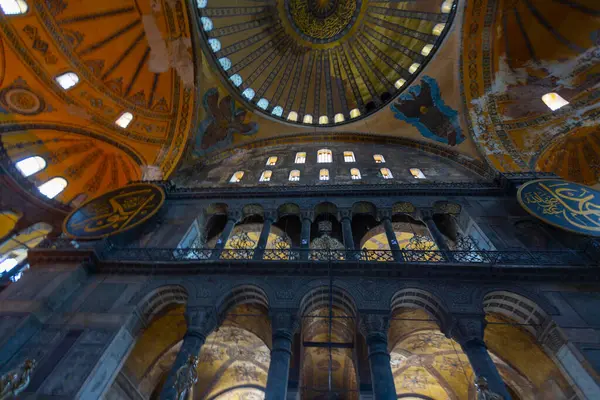 Eskiden Kutsal Bilgelik Kilisesi ve Ayasofya Müzesi olarak bilinen Ayasofya, bugün resmi adıyla Büyük Ayasofya Camisi, İstanbul 'da hizmet veren bir cami ve eski bir kilisedir..