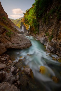 Türkiye 'nin en yüksek akış oranına sahip şelale başlığını taşıyan Kapuzbasi Şelaleleri, Yahyal ilçesinde yer almaktadır..