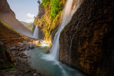 Türkiye 'nin en yüksek akış oranına sahip şelale başlığını taşıyan Kapuzbasi Şelaleleri, Yahyal ilçesinde yer almaktadır..