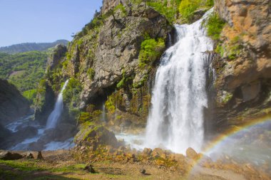 Türkiye 'nin en yüksek akış oranına sahip şelale başlığını taşıyan Kapuzbasi Şelaleleri, Yahyal ilçesinde yer almaktadır..