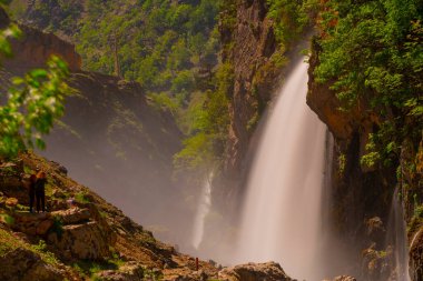 Türkiye 'nin en yüksek akış oranına sahip şelale başlığını taşıyan Kapuzbasi Şelaleleri, Yahyal ilçesinde yer almaktadır..