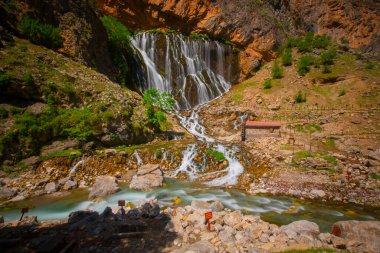 Türkiye 'nin en yüksek akış oranına sahip şelale başlığını taşıyan Kapuzbasi Şelaleleri, Yahyal ilçesinde yer almaktadır..