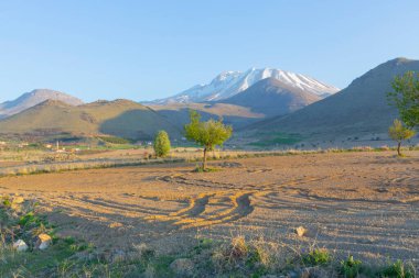 Erciyes is the highest mountain in Central Anatolia, with its peak reaching 3,917 meters. It covers an area of 3,300 square kilometers. clipart