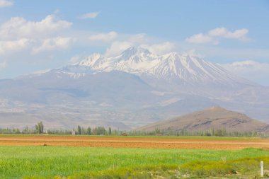 Erciyes, Orta Anadolu 'nun en yüksek dağıdır ve zirvesi 3.917 metreye ulaşır. 3.300 kilometrekarelik bir alanı kaplıyor..