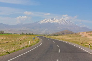 Erciyes, Orta Anadolu 'nun en yüksek dağıdır ve zirvesi 3.917 metreye ulaşır. 3.300 kilometrekarelik bir alanı kaplıyor..