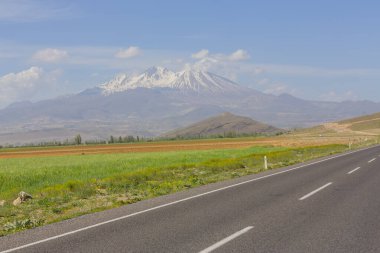 Erciyes, Orta Anadolu 'nun en yüksek dağıdır ve zirvesi 3.917 metreye ulaşır. 3.300 kilometrekarelik bir alanı kaplıyor..