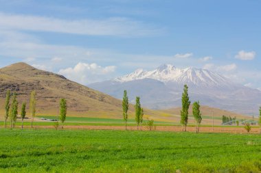 Erciyes, Orta Anadolu 'nun en yüksek dağıdır ve zirvesi 3.917 metreye ulaşır. 3.300 kilometrekarelik bir alanı kaplıyor..