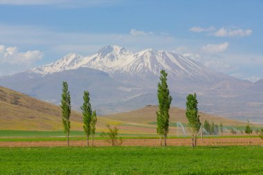 Erciyes, Orta Anadolu 'nun en yüksek dağıdır ve zirvesi 3.917 metreye ulaşır. 3.300 kilometrekarelik bir alanı kaplıyor..