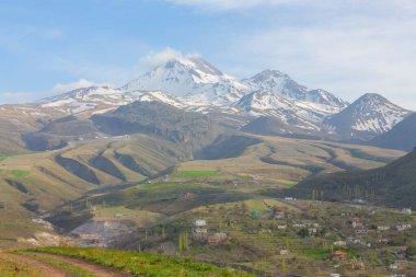 Erciyes, Orta Anadolu 'nun en yüksek dağıdır ve zirvesi 3.917 metreye ulaşır. 3.300 kilometrekarelik bir alanı kaplıyor..