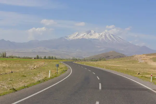 stock image Erciyes is the highest mountain in Central Anatolia, with its peak reaching 3,917 meters. It covers an area of 3,300 square kilometers.