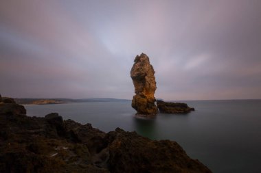 Kiyikoy (Midye): Karadeniz 'e bakan kayalık bir zeminde yer alan Kyky Kasabası, iki doğal harikanın arasında yer almaktadır..