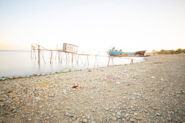 Batık bir gemi kıyıya vurmuş.