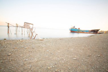 Batık bir gemi kıyıya vurmuş.