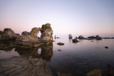 Kandra Bölgesi 'nin en güzel plajlarından biri olan Mico Bay Ladies Plajı 200 metre uzunluğunda ve 30 metre genişliğindedir..