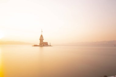 İstanbul 'da güzel bir gün batımı ve manzaralı Bakire Kulesi