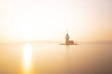 İstanbul 'da güzel bir gün batımı ve manzaralı Bakire Kulesi