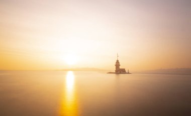 İstanbul 'da güzel bir gün batımı ve manzaralı Bakire Kulesi