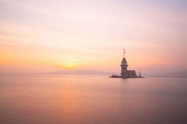 İstanbul 'da güzel bir gün batımı ve manzaralı Bakire Kulesi
