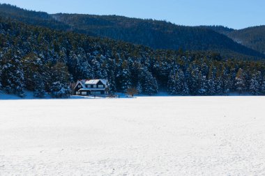 Bolu şehir merkezinin 13 kilometre güneyinde yapay olarak oluşturulmuş bir baraj gölüdür..