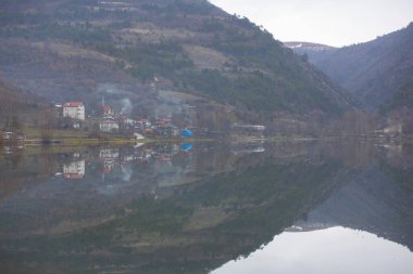 Bolu Goynuk ilindeki Tarakli tarihi evleri ve Cubuklu Gölü