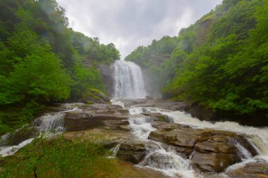 Suuctu Şelalesi, Bursa 'nın Mustafakemalpaa ilçesine 18 km uzaklıktaki 38 metrelik uçurumdan düşen ve ilçenin içme suyu ihtiyacını karşılayan bir şelaledir..